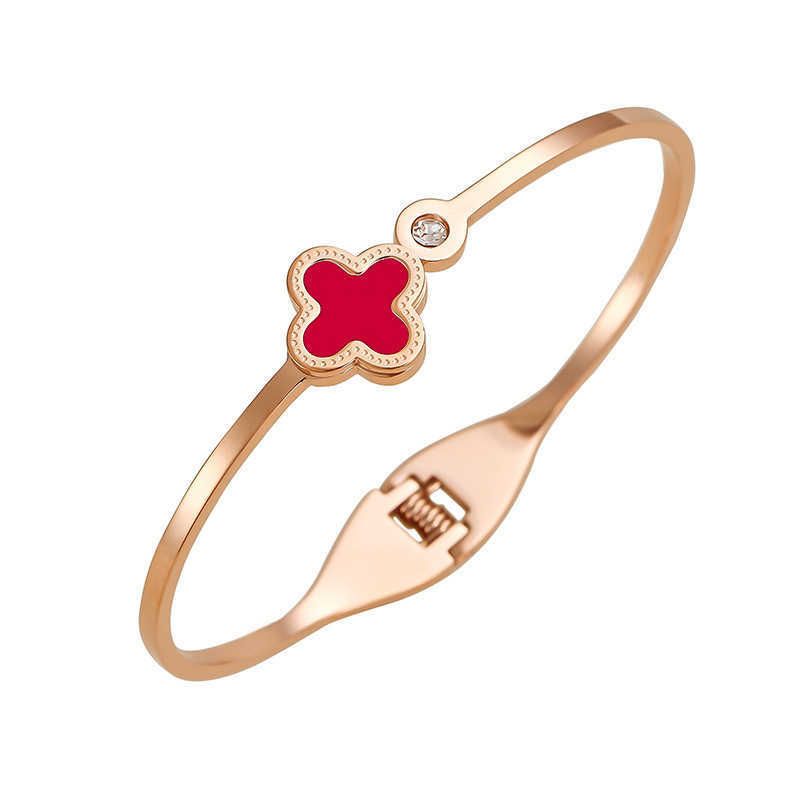 Pulsera de hierba de cuatro hojas rojas de oro rosa