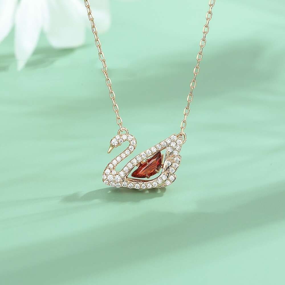赤いダイヤモンド白鳥のネックレス