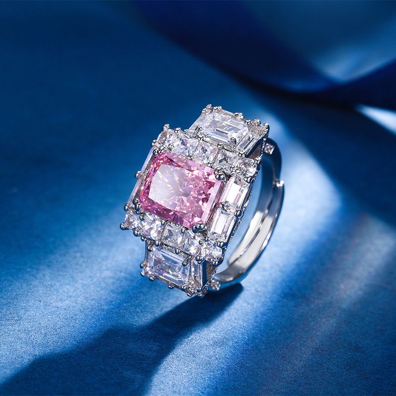 Rosa Moissanite.