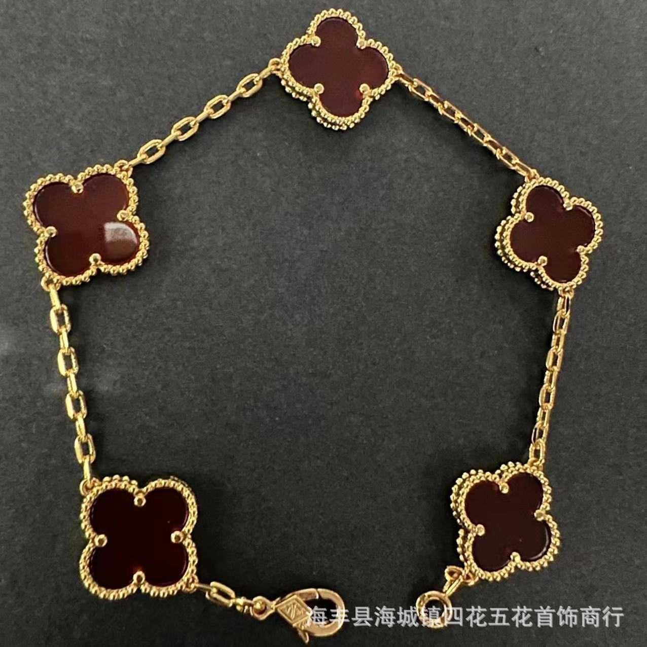 Bracelet à cinq fleurs d'agate rouge doré