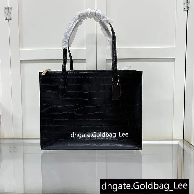 деловая сумка черного цвета с узором