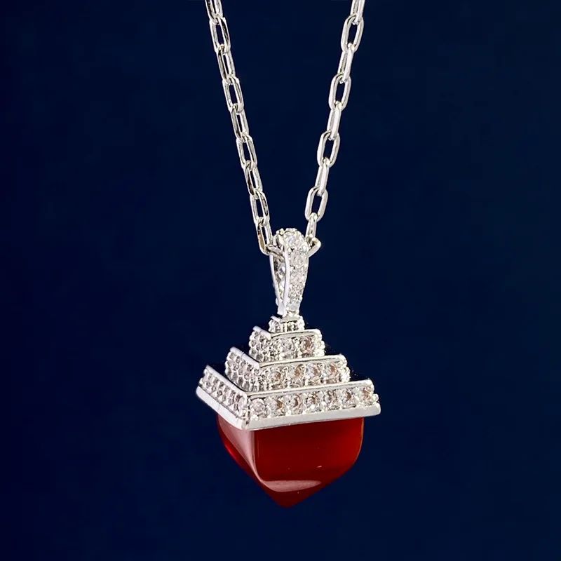 Couleur de la gemme : agate argent-rouge.