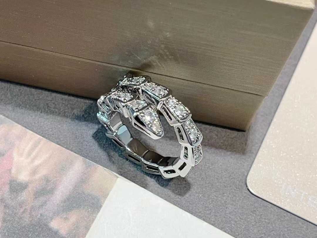 Bague d'os de serpent de diamant platine