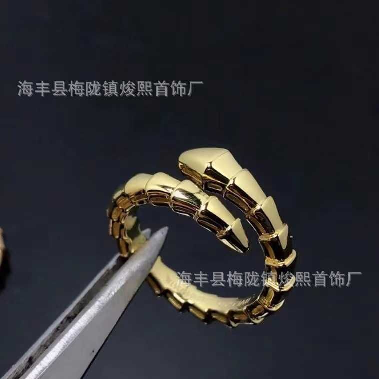 Кольцо в форме змеи для обнаженного тела золотого цвета