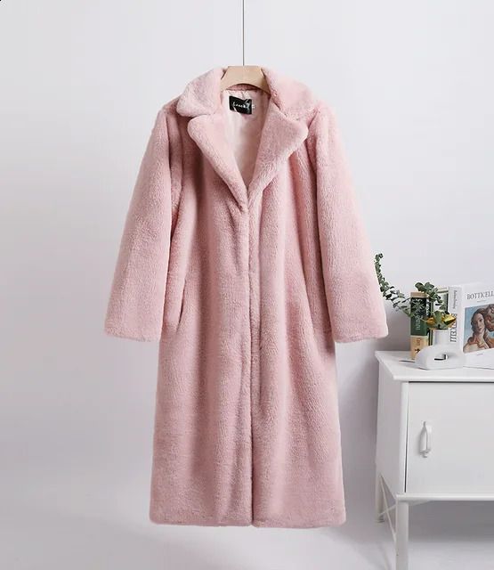 Manteau de fourrure rose