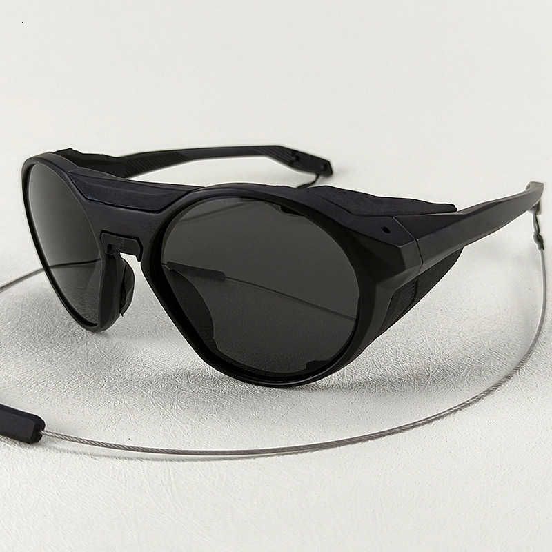 Black Frame, Black Label, Polarized