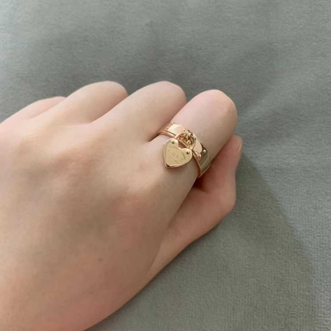 Herzförmiger Ring aus Roségold