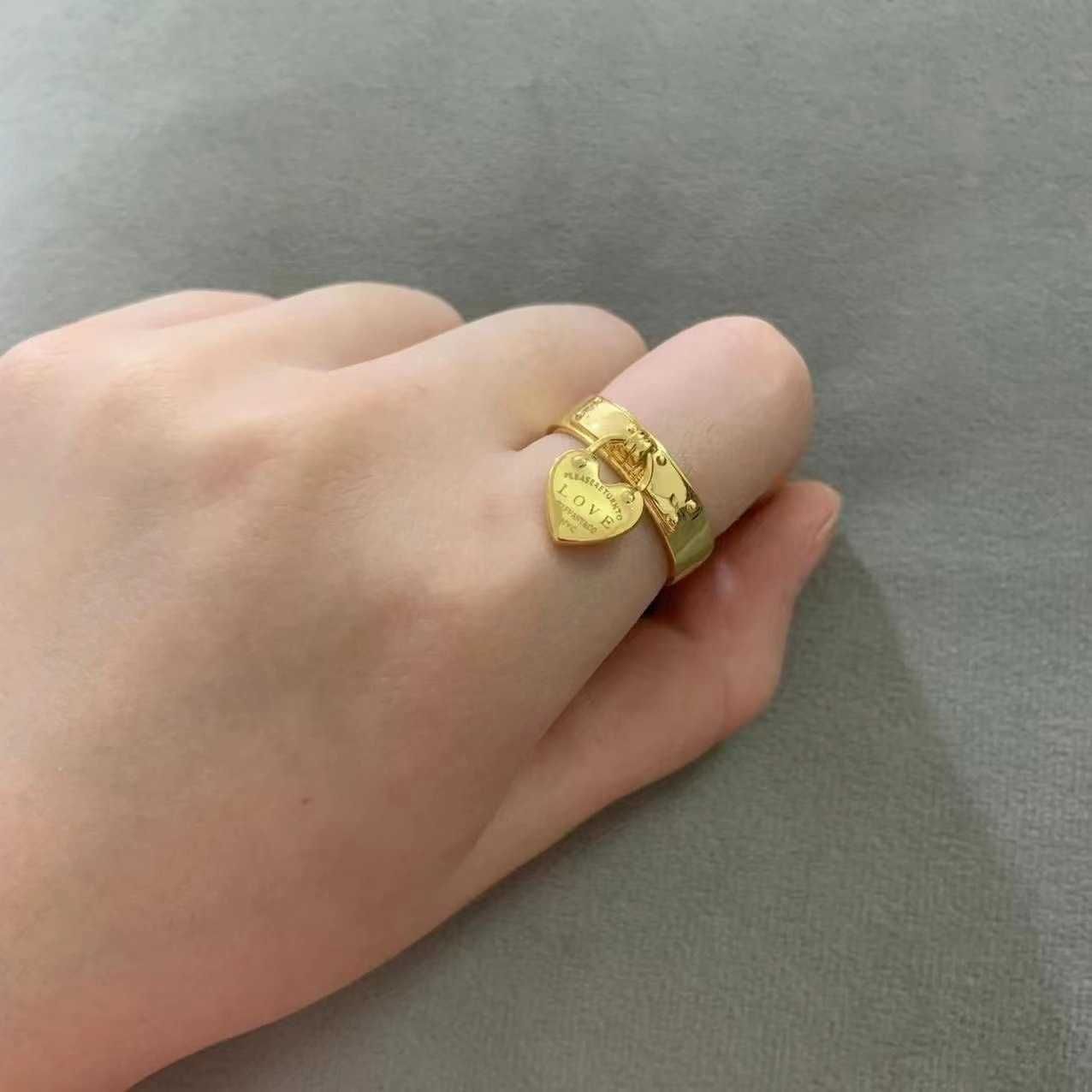 Herzförmiger Ring aus Gold