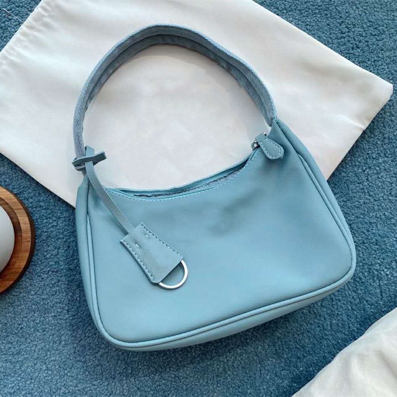 Blå handväska (p l0g0)
