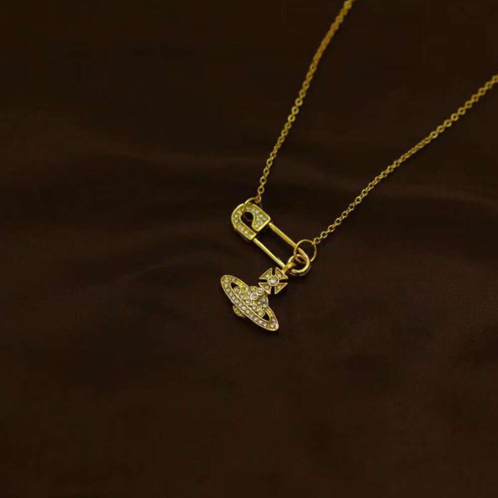 Collier d'or épingle