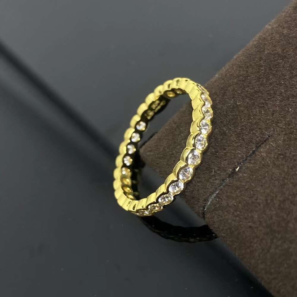 een rij gouden diamanten ringen