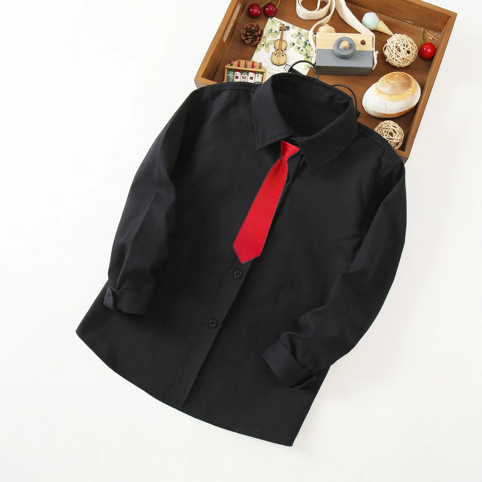 Zwarte top rode stropdas