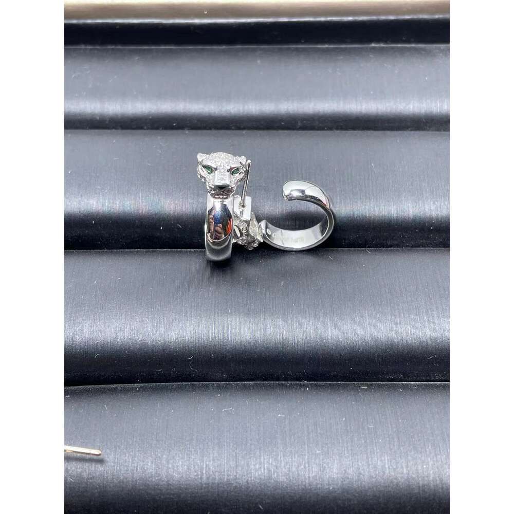 Diamant inlagd vitguld leopardhuvud