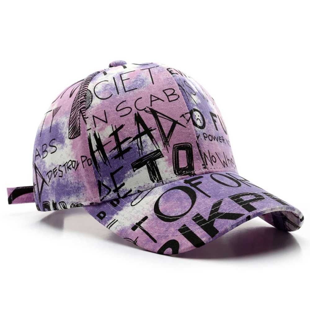 紫色の野球帽