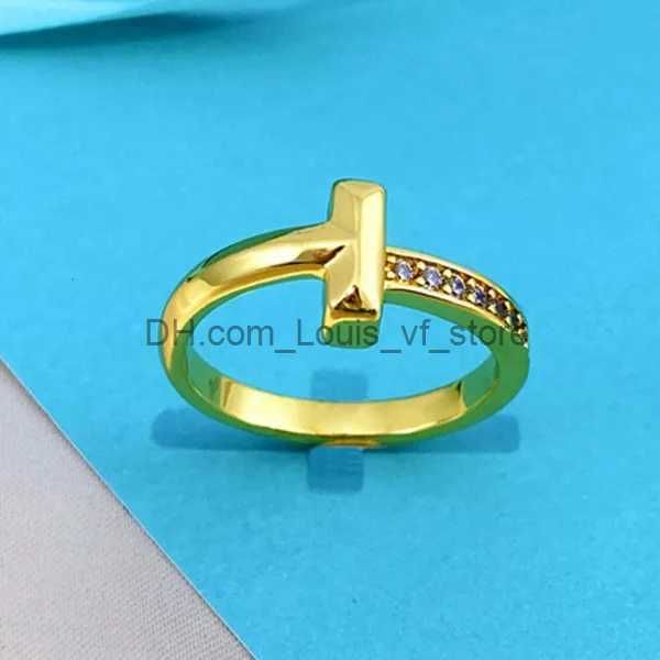 Inkrustowany złoty pierścień w kształcie litery T