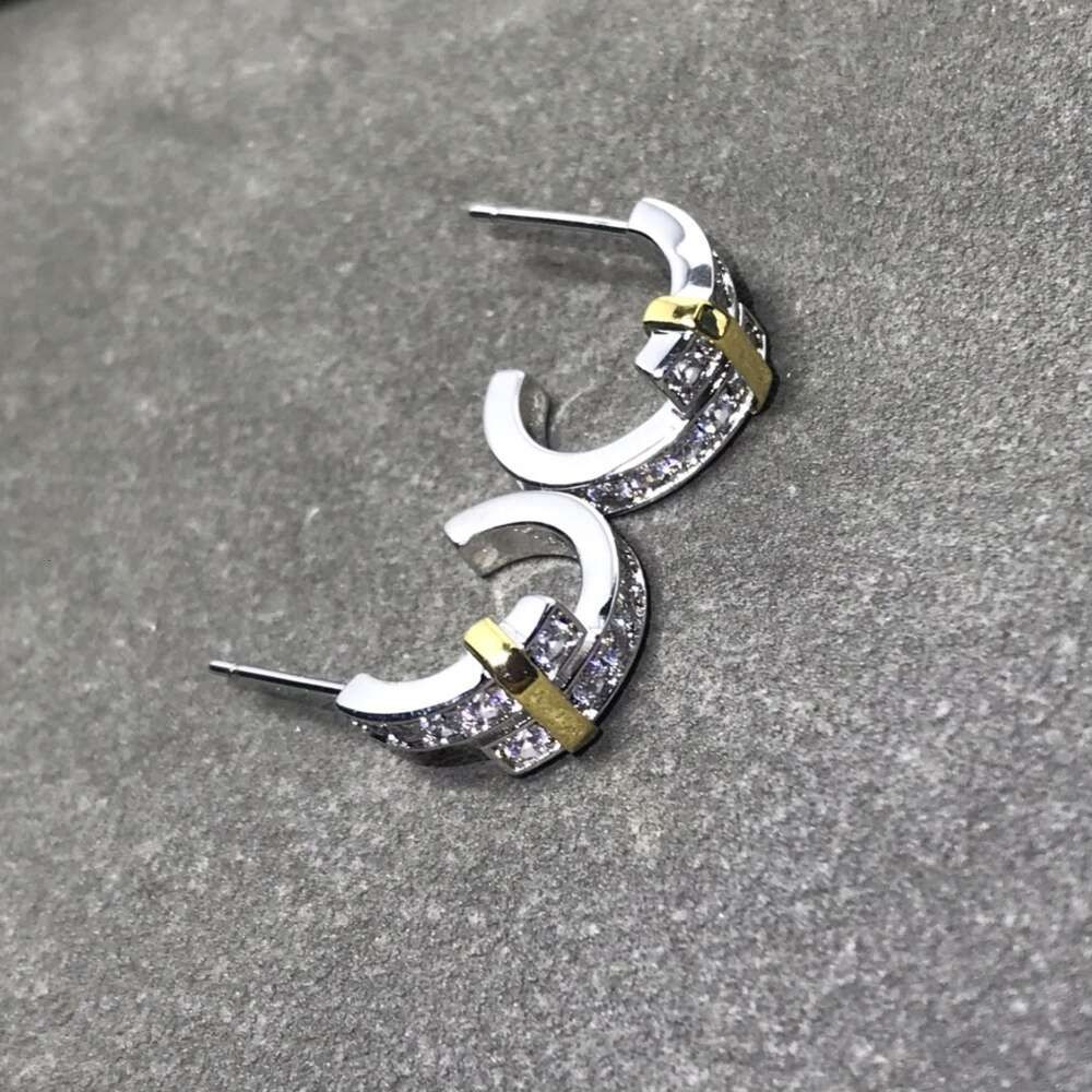 Boucles d'oreilles croix demi-diamants colorées avec