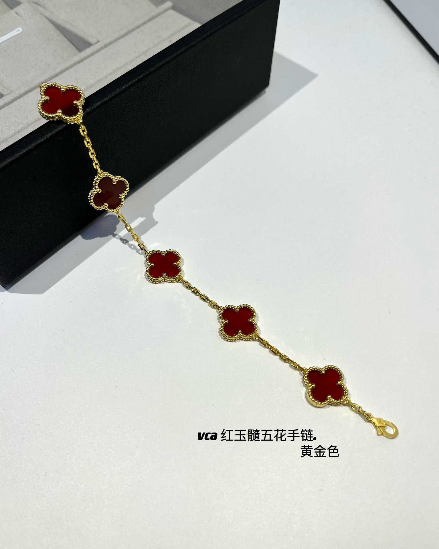 Bracelet cinq fleurs en calcédoine rouge (g