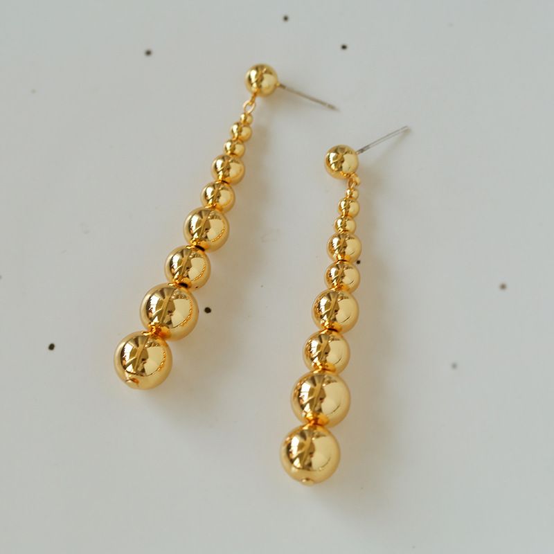 Une paire de boucles d'oreilles oversize en or