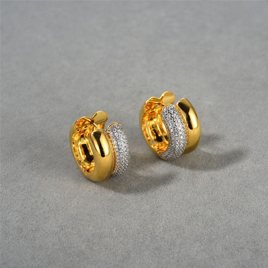 Une paire de boucles d'oreilles d'or