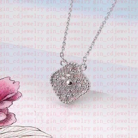 Met diamant en zilveren ketting