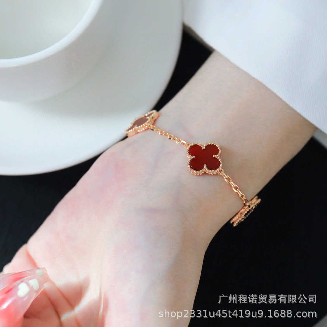 Bracelet cinq fleurs en calcédoine rouge (r