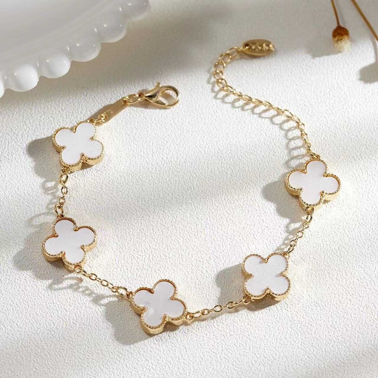 Bracciale con trifoglio in vera conchiglia - bianco