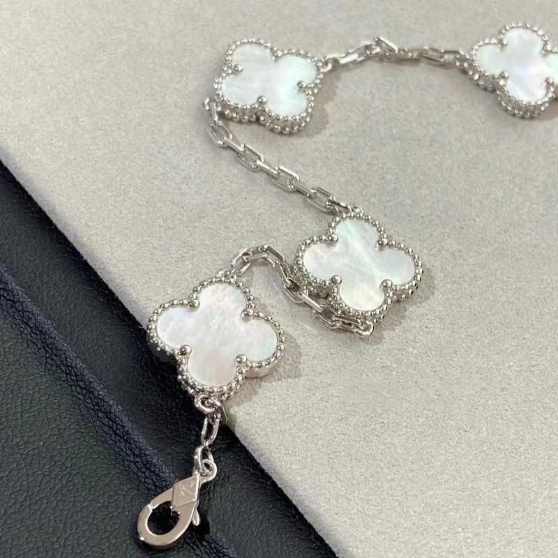 白いベイウの花のブレスレット