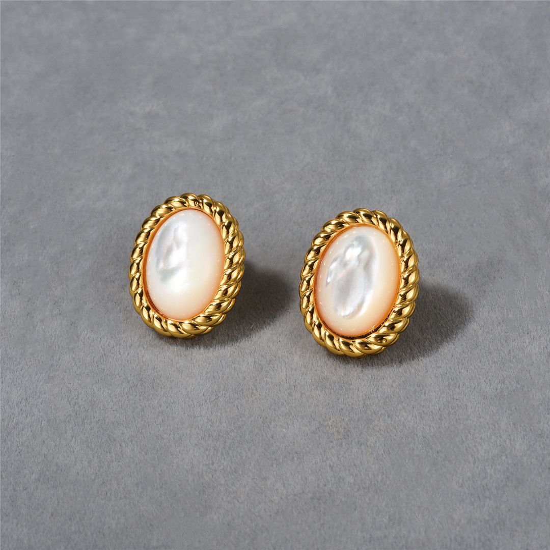 Une paire de boucles d'oreilles blanc beige