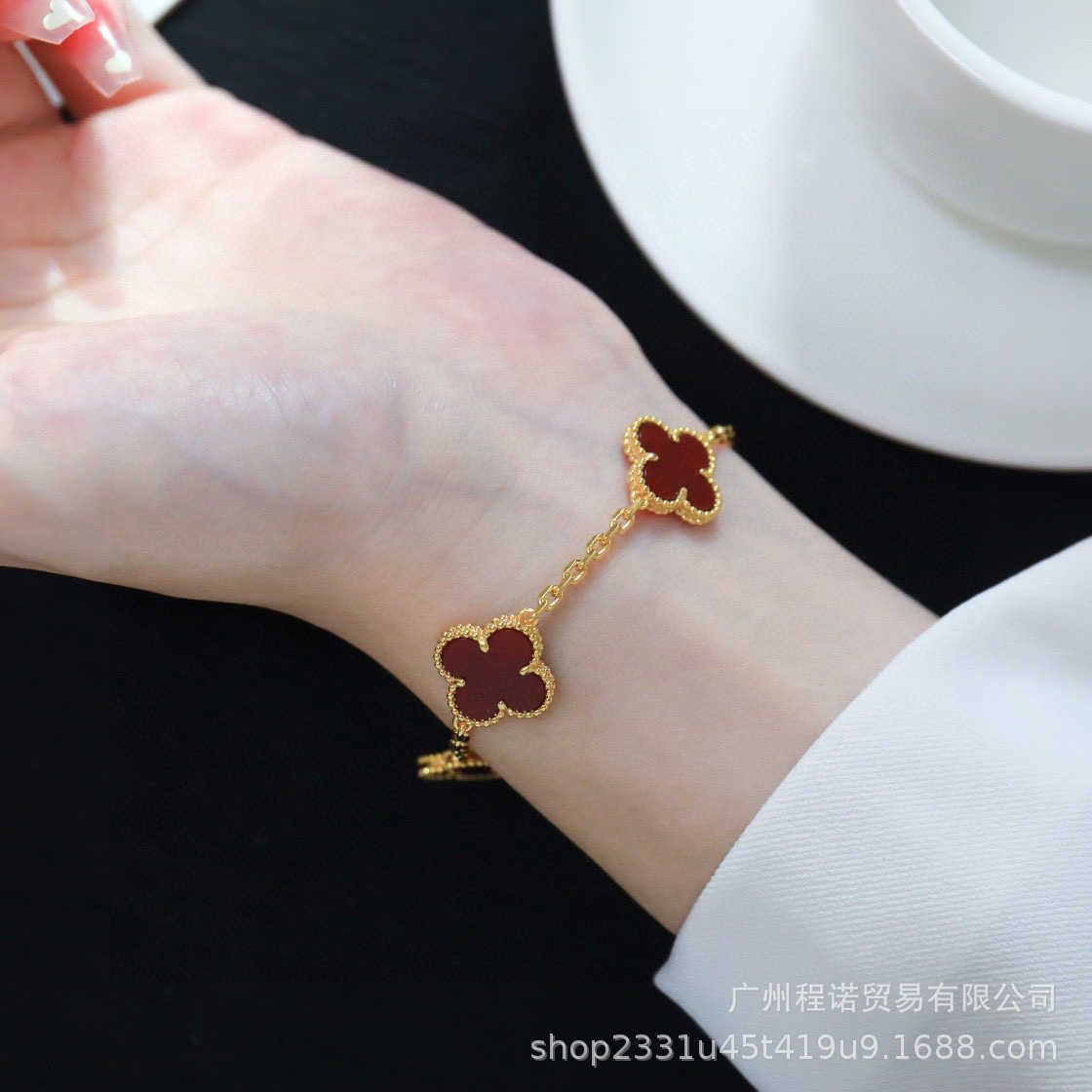 Bracelet cinq fleurs en calcédoine rouge (y