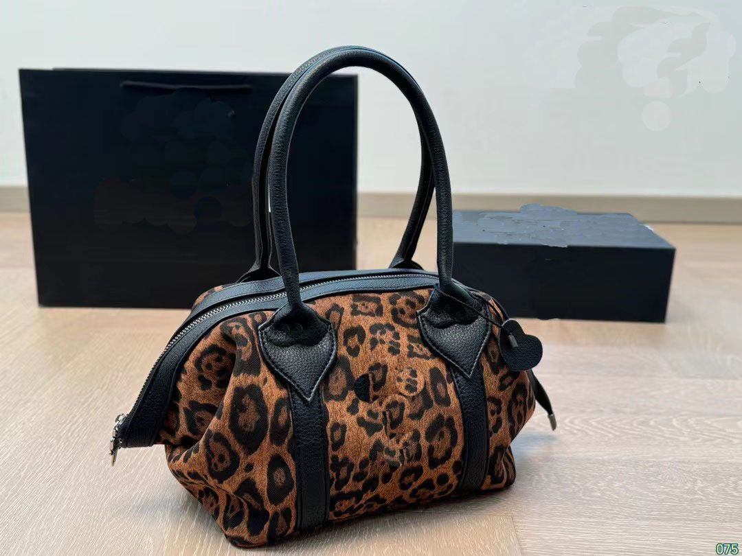 2024 new Crescent pouch new satchel Latest Shoulder Bag Original Luxury Designers monog Handbags Fashions Steamer classicsHand-held Handbag Fashion Brandsr Bags