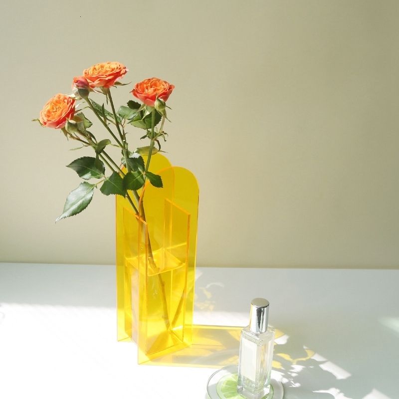 Vase à fleurs jaunes