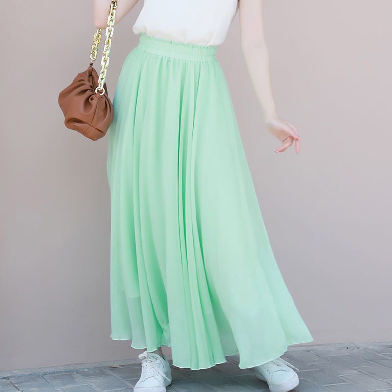 薄緑色のスカート