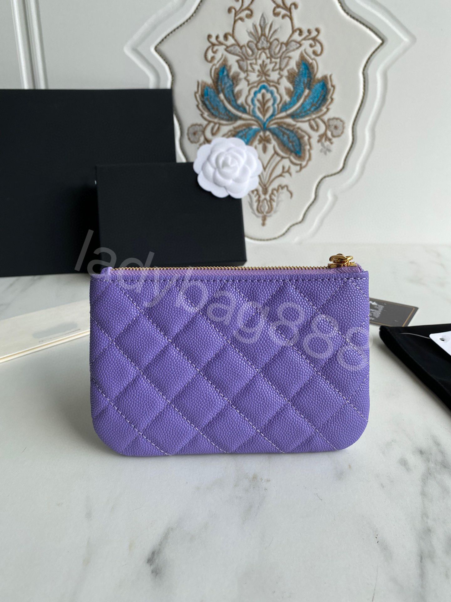 Boucle en or violet avec caviar