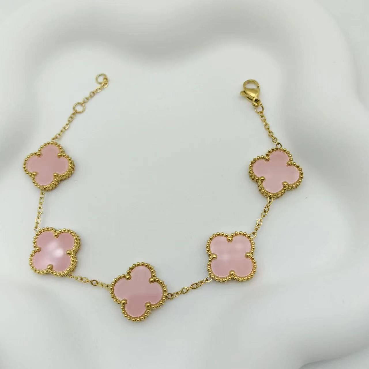 Opties: Gouden ketting roze armband;