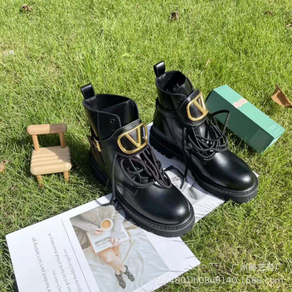 Riveted Short Boots Knight Boots Thick Bottom Motorcycle Women s Boots luxurys shoes designer shoes VALEN Short Boots valentiion shoes VNNIL