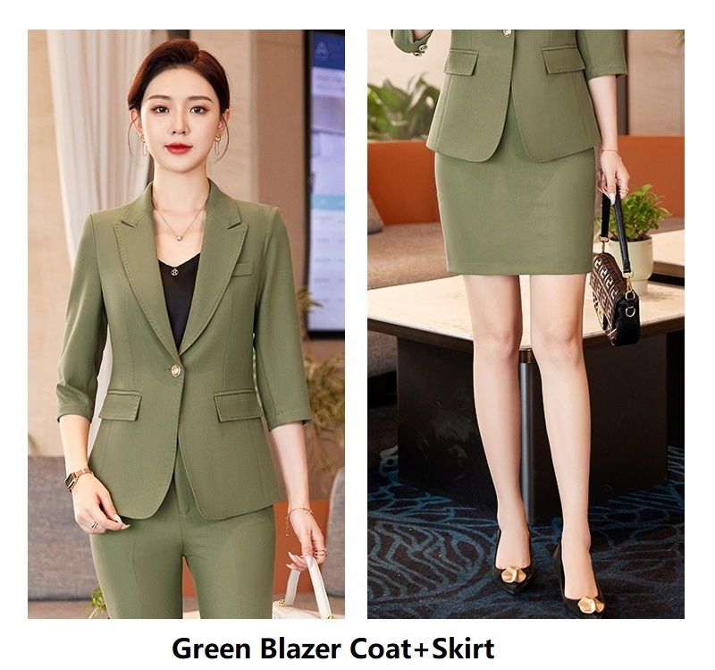 緑のスカートスーツ