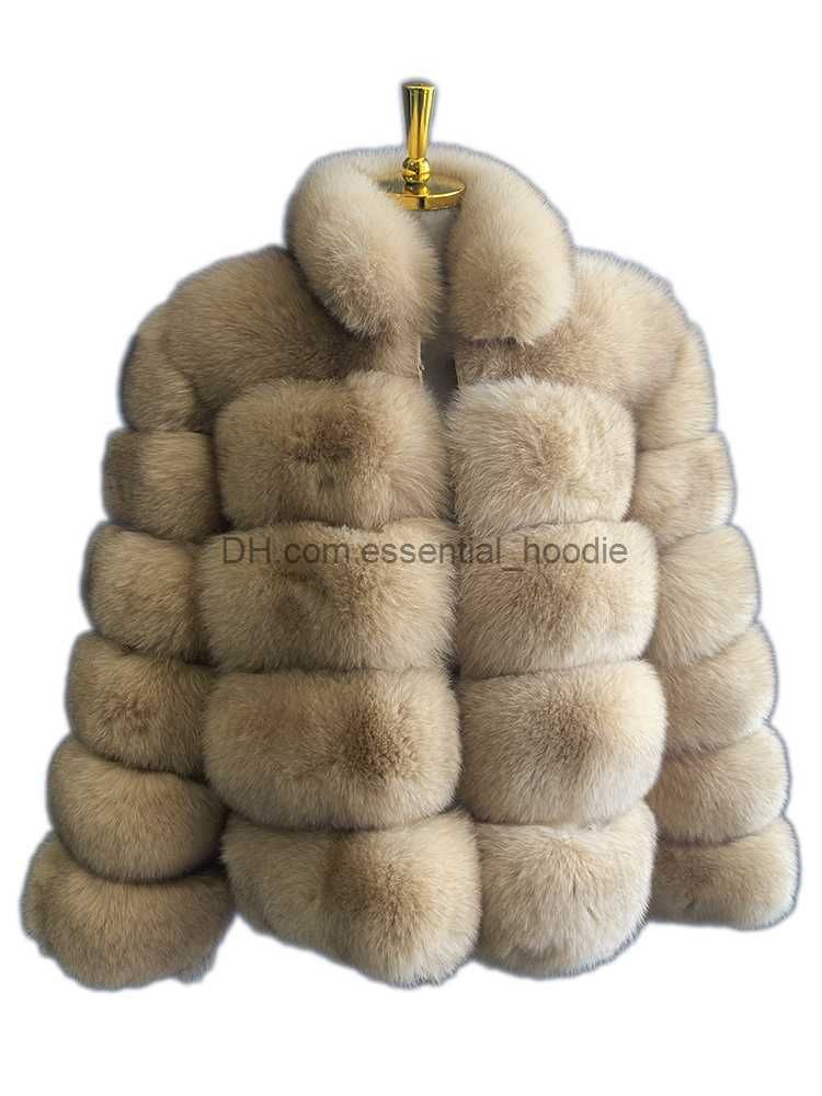 beżowy płaszcz z futra