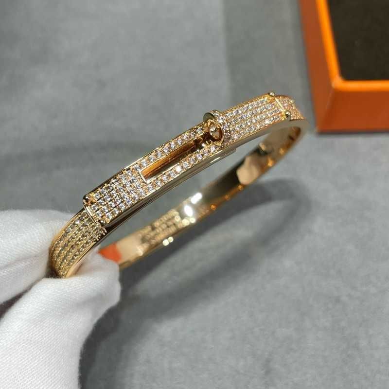 bracelet bouton en or rose plein de diamants
