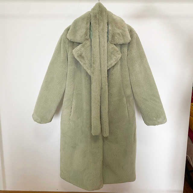 薄緑色の毛皮のコート