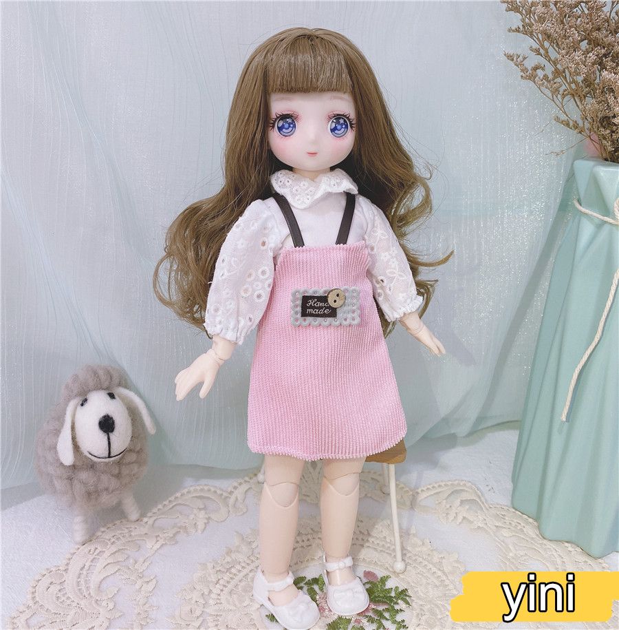 Yini-doll en kleding