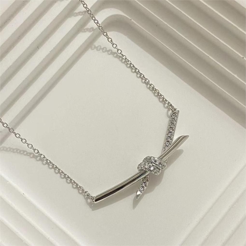 Silberne Halskette mit Stein