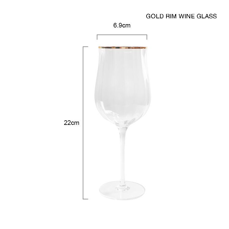 goudrood wijnglas