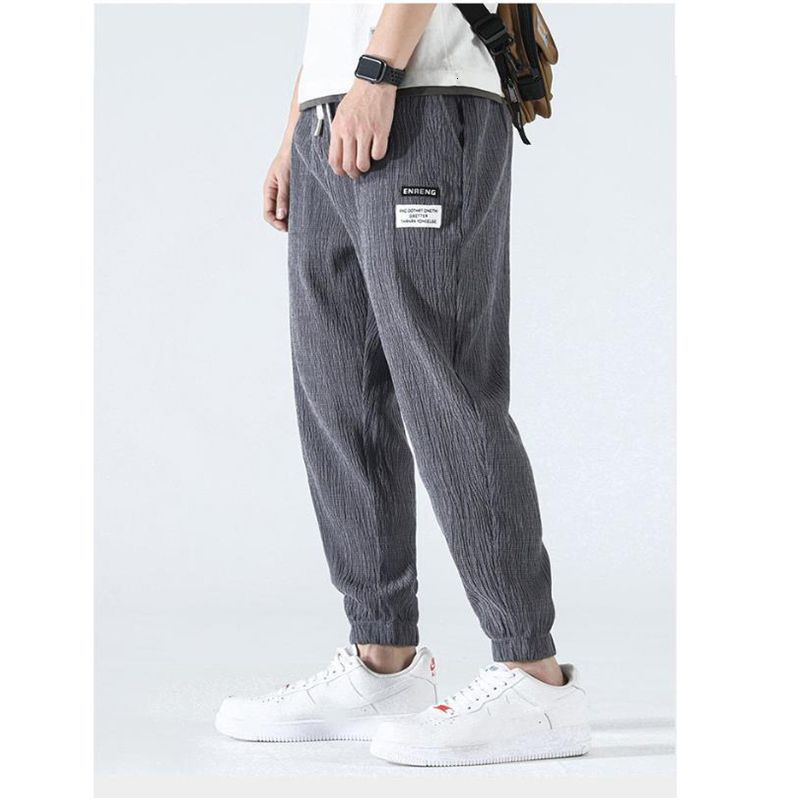 Men pantalones grises