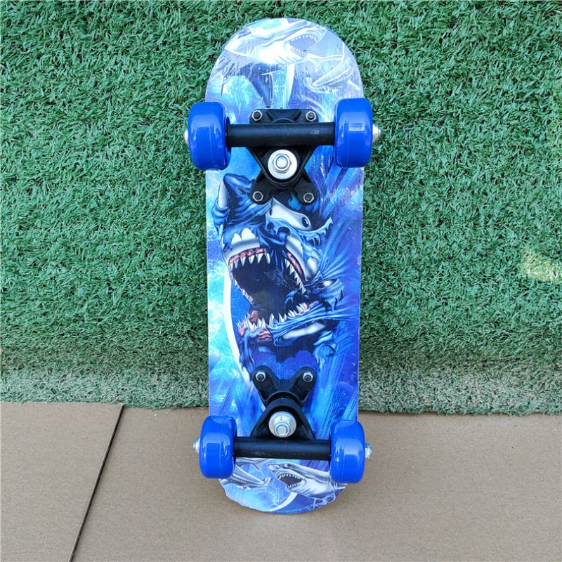 Novelty Games 43cm Children Skateboard Maple Double Rock Skate Board Children's Patin Kids Skateboarding Cartoon Sticker Skates Longboard 230106 Novelty Games 43cm Children Skateboard Maple Double Rock Skate Board Children's Patin Kids Skateboarding Cartoon Sticker Skates Longboard 230106