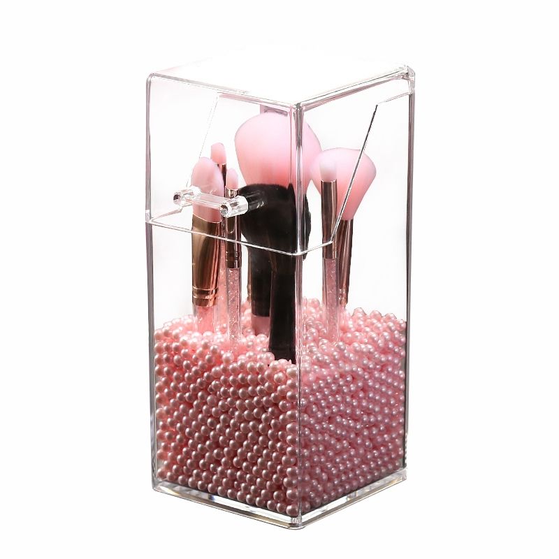Коробка с розовыми бобами