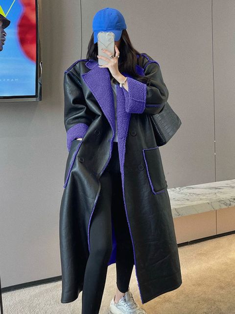 Manteau violet en cuir