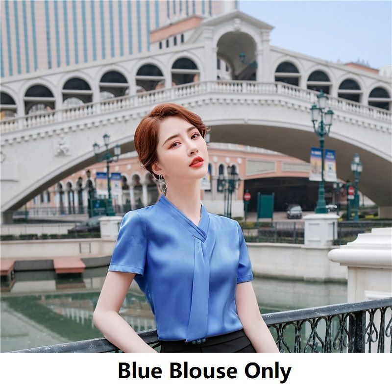 Blauwe blouse alleen