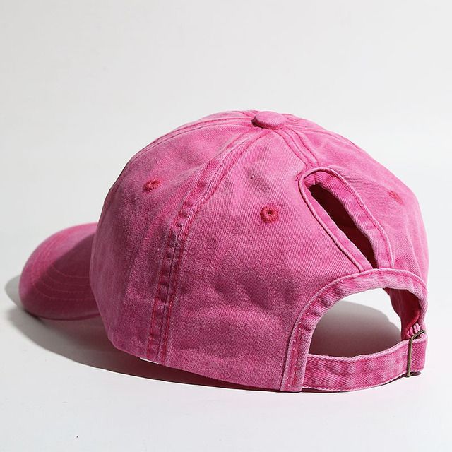 Розовая красная кепка