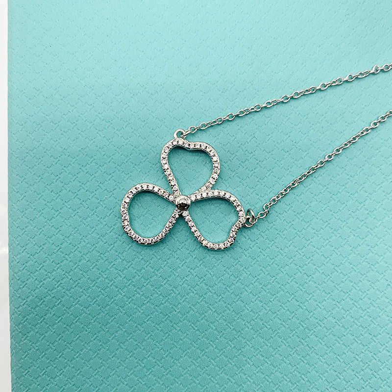 Clover Hollow Diamond Necklace in Plat