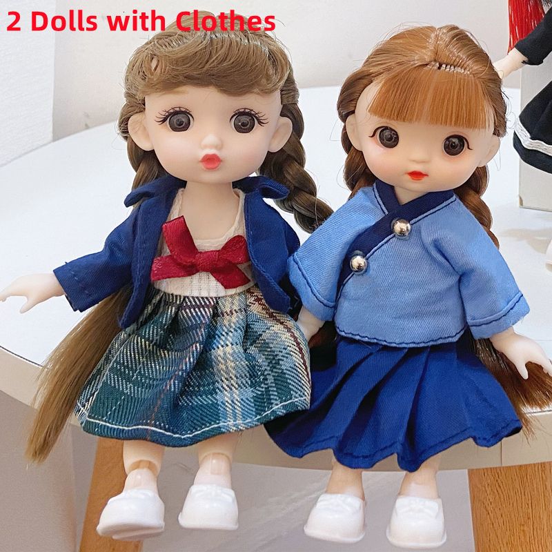2 Puppen mit Kleidung